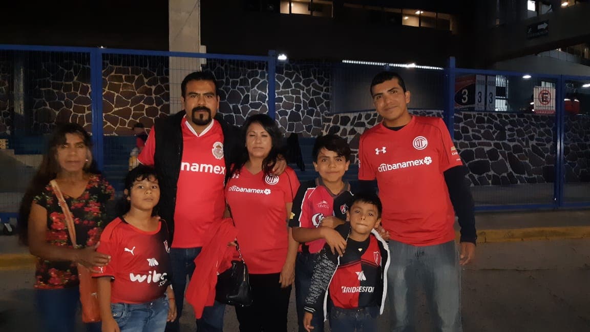 El contraste, los fanáticos del Toluca que llegaron al Estadio Jalisco para disfrutar el partido.