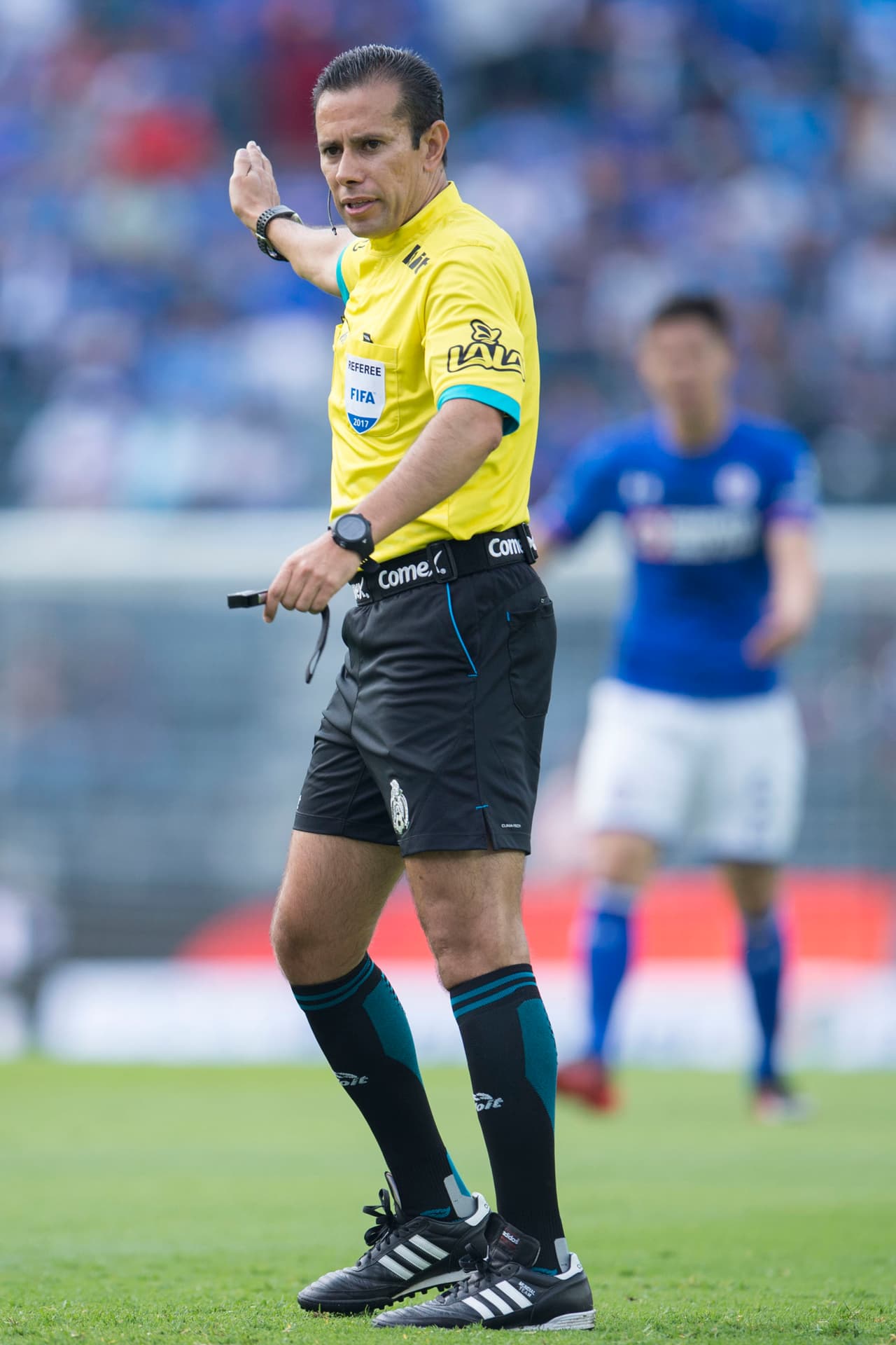 Para el árbitro José Alfredo Peñaloza fue un partido complicado con muchas jugadas ríspidas y en las que requirió siete tarjetas de amonestación.