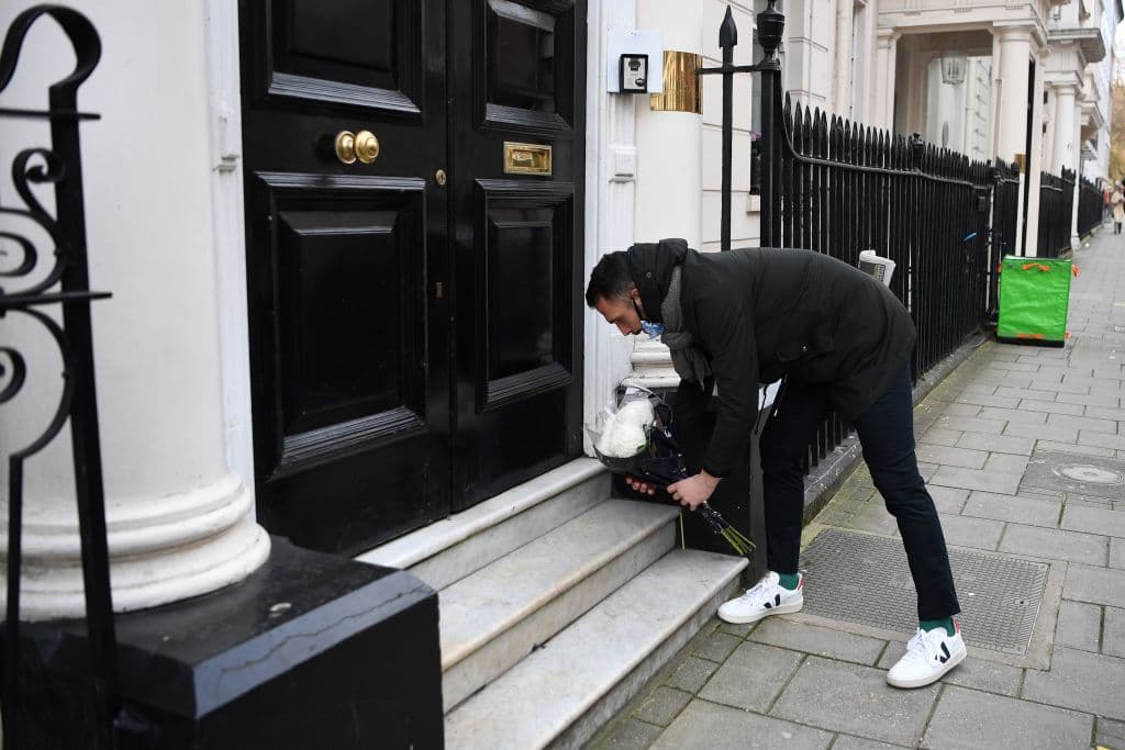 Un fan de Maradona deja un ramo de flores en la puerta de la Embajada de Argentina en Londres.