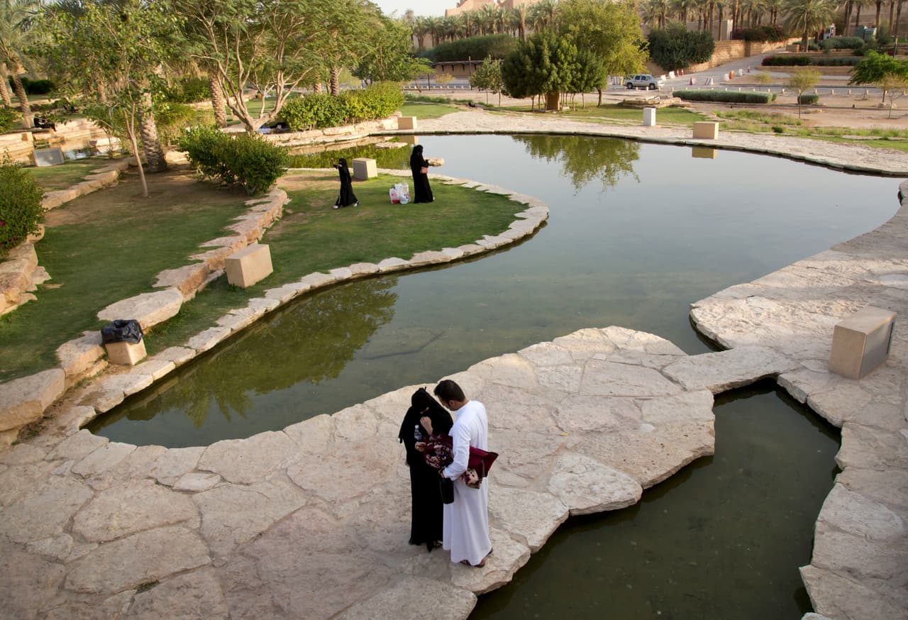 Cuzando El Valle de At-Turaif se encuentra Al Bujairi, una área que continúa sirviendo como la capital cultural del Reino desde el establecimiento del primer estado Saudi. Es el lugar ideal para escaparse y experimentar auténtica cocina Saudi y su hospitalidad, rodeado de una exuberante vegetación.