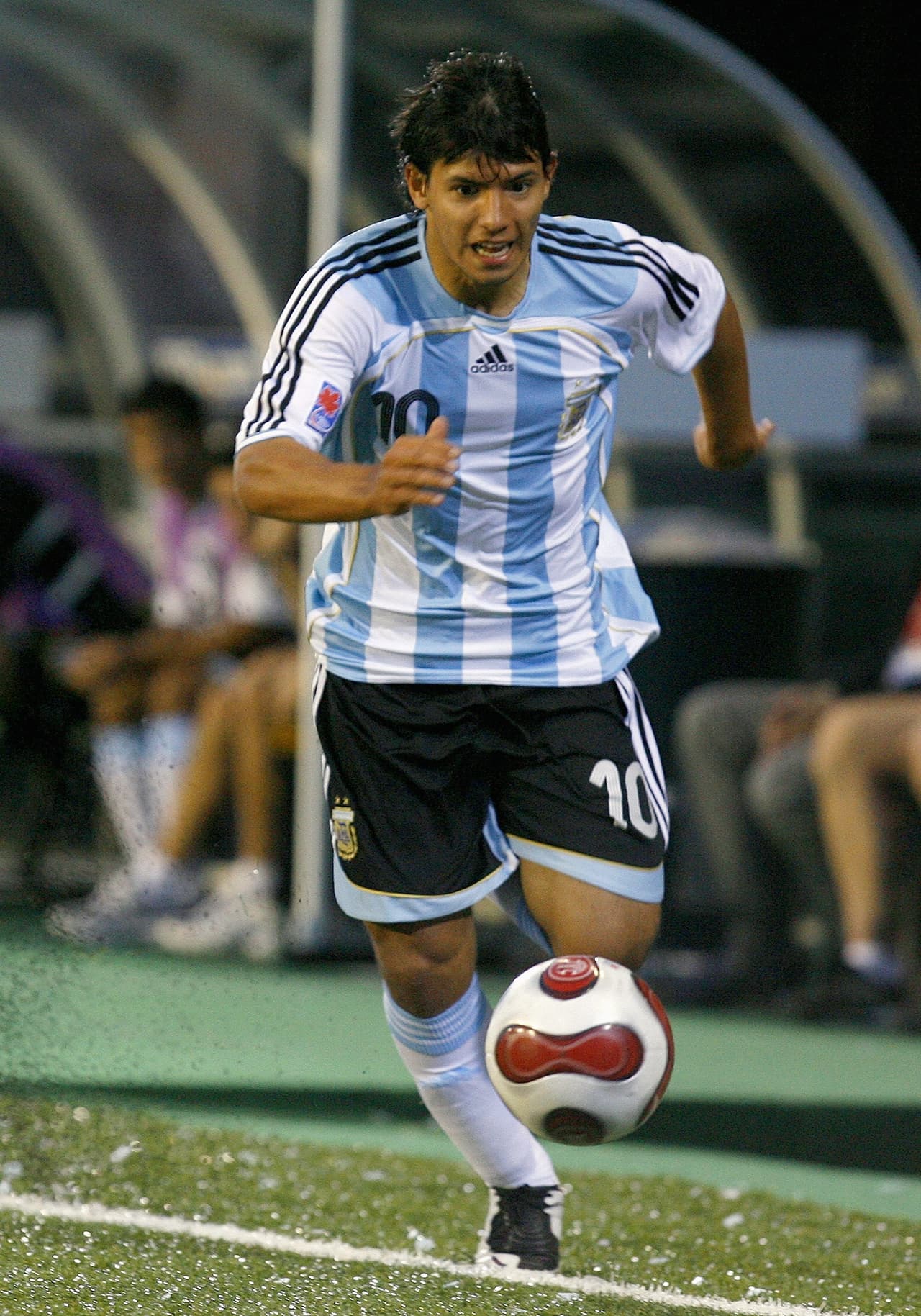 Sergio Agüero le arrebató a Diego Maradona el registro como el jugador más joven en debutar en Argentina, 30 años después. El 'Kun' debutó con Independiente a sus 15 años, un mes y tres días para convertirse años después en figura con su selección y ser campeón de la Uefa League y la Supercopa de Europa con Atlético de Madrid y de la Premier League con Manchester City.