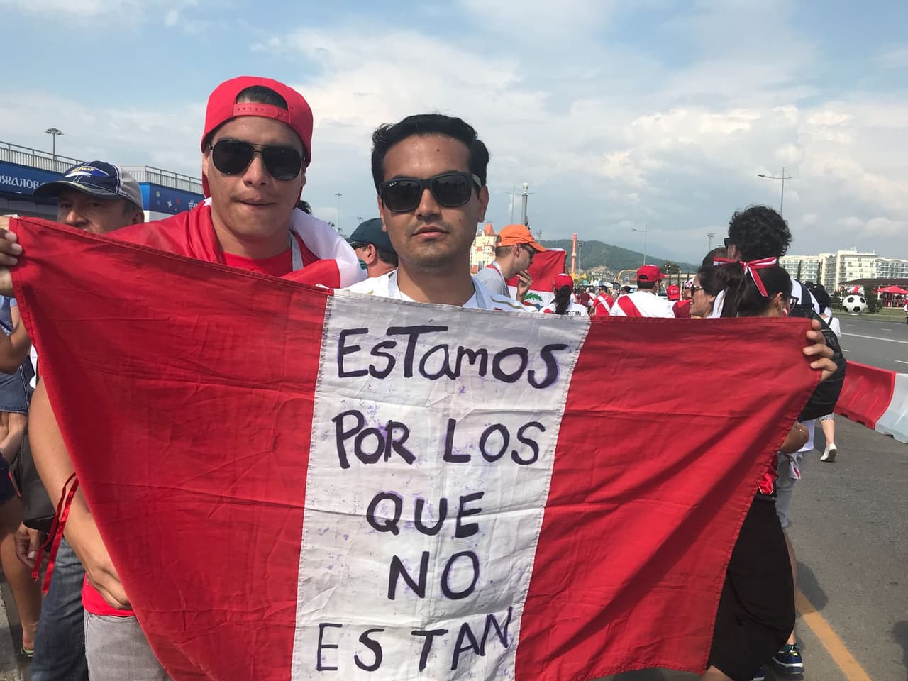 Los hinchas peruanos y australianos viven con emociones distintas su último duelo por el grupo C del Mundial, unos con la nostalgia de la despedida y los otros con la ilusión de aún llegar a octavos.