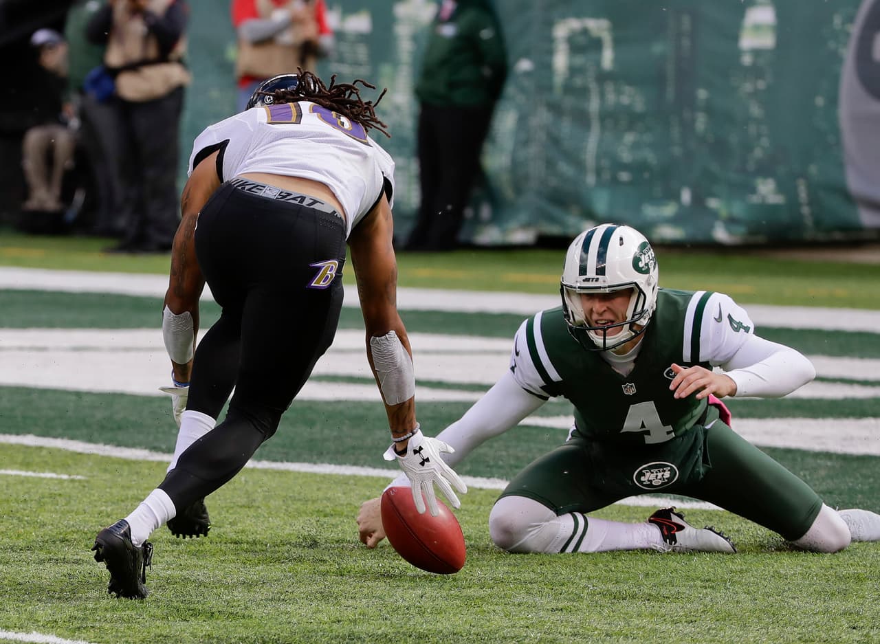 El pateador de los Jets perdió el balón que recuperó el rival para anotación.