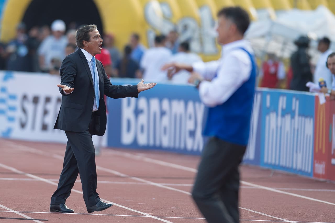 Pinto llegó a Honduras para sacarlo de su crisis y el primer partido de eliminatorias fue contra México de local. El 'Tri' derrotó 0-2 de visitante a la 'H' luego de dos décadas de no hacerlo allí.
