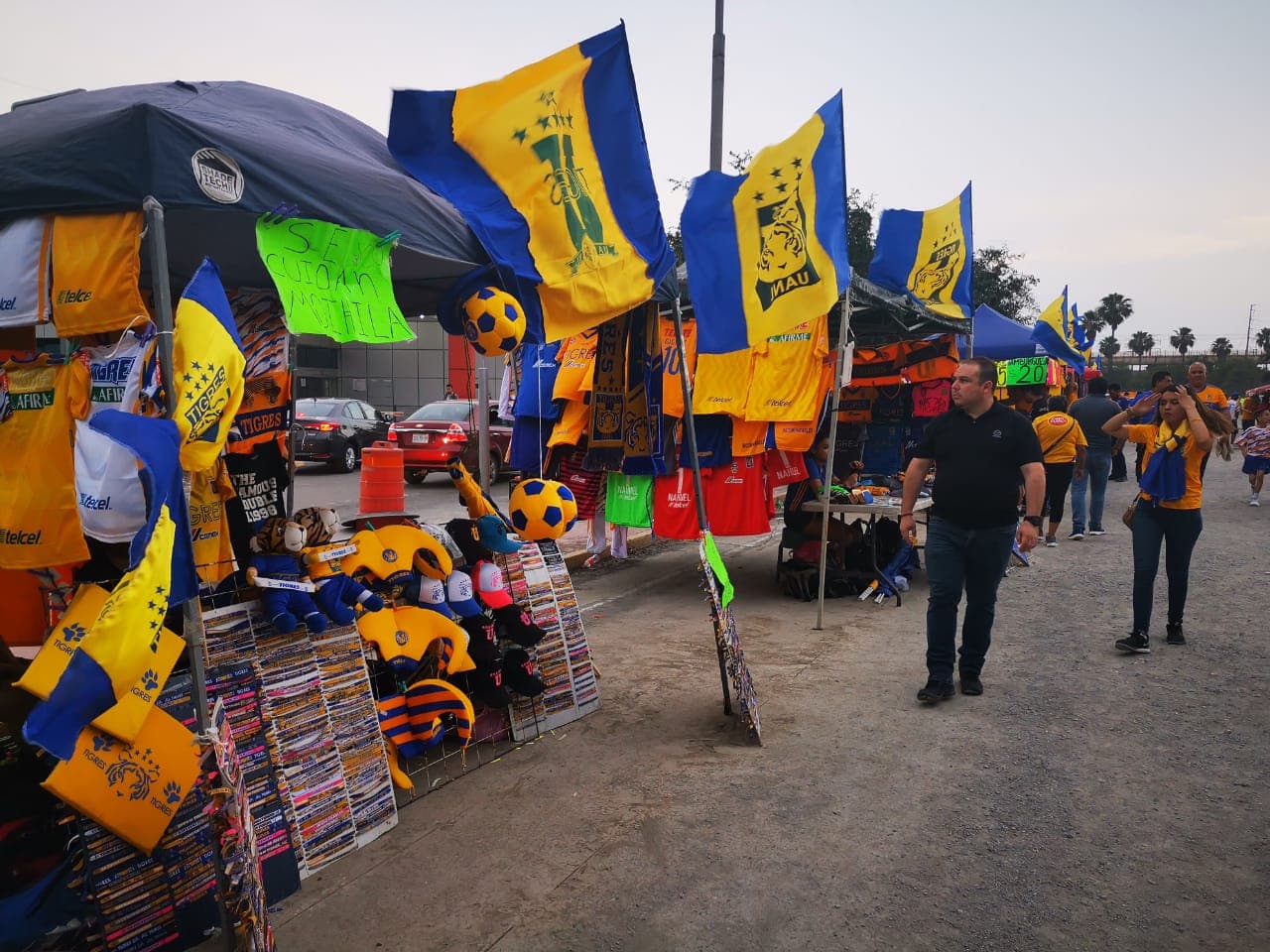 Aficionados de Tigres, mayoritariamente, y del León, tomaron por 'asalto' las inmediaciones del Estadio Universitario para atestiguar el juego de Ida de la Final del Clausura 2019 de la Liga MX en Monterrey. Se esmeraron y le pusieron un fantástico ambiente.