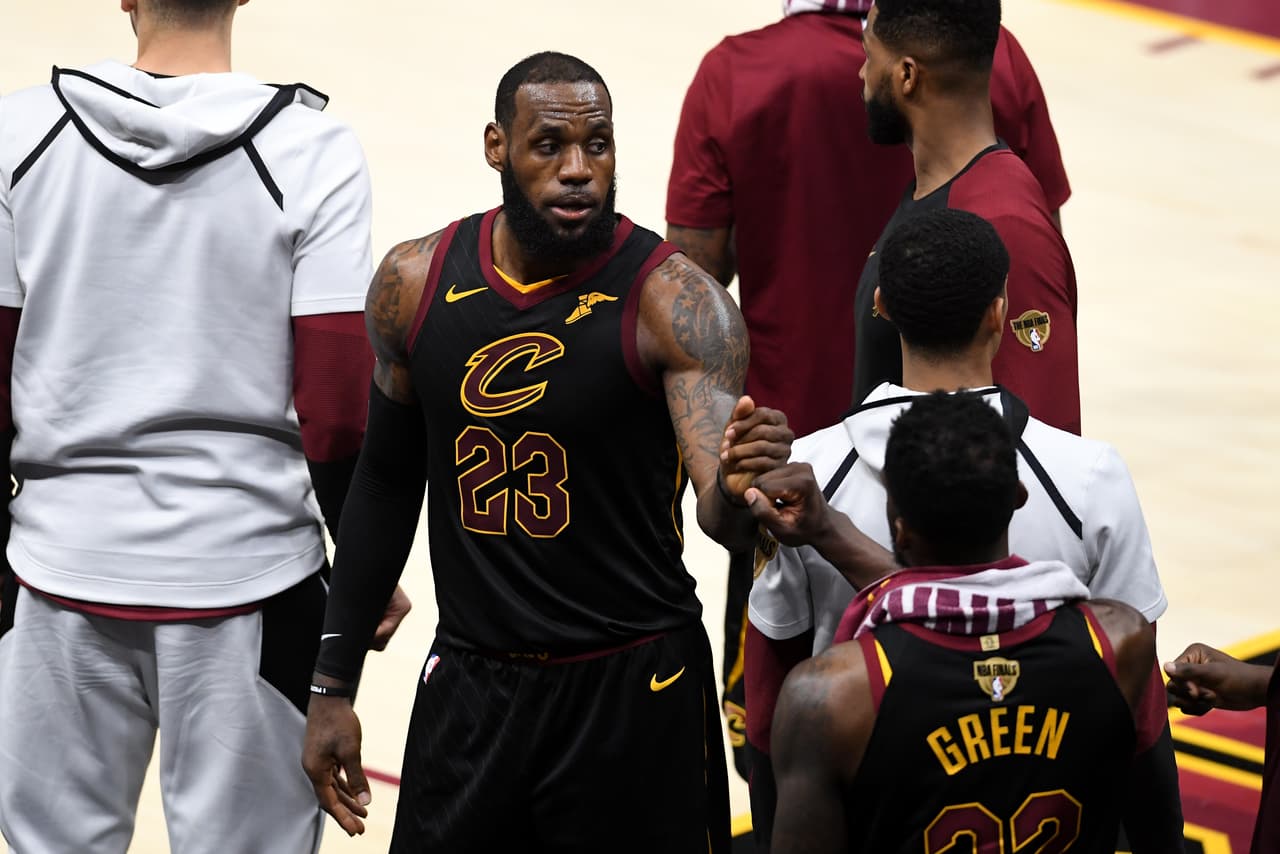 LeBron James vuelve a la agencia libre, ¿con quién jugará la próxima temporada?