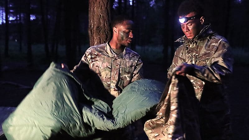 Y es que la concentración, en lujosos cuartos, con posibilidad de piscina, zonas de relajación, pasó a ser un incómodo camping a la intemperie.