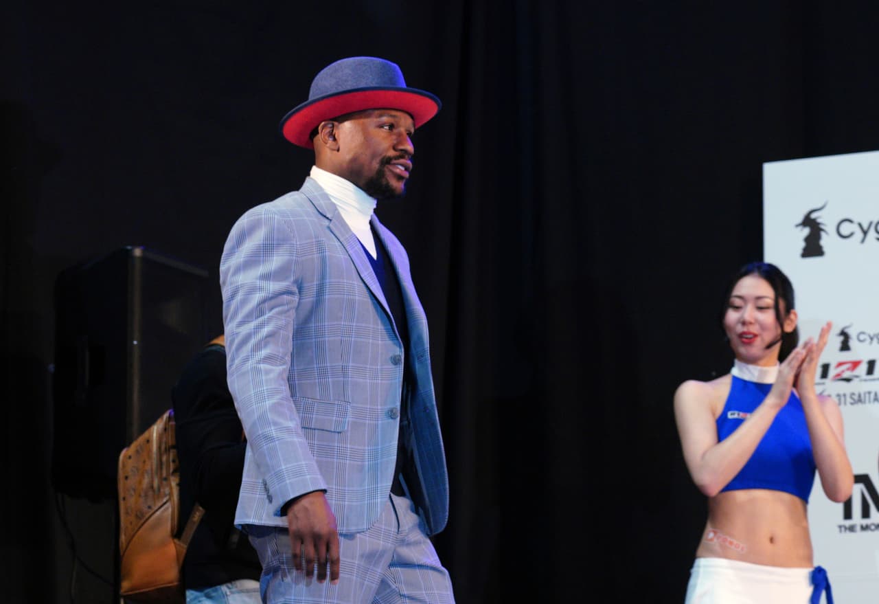El boxeador se presentó con un traje elegante y un sombrero que reflejan su estilo, con un toque de irreverencia.