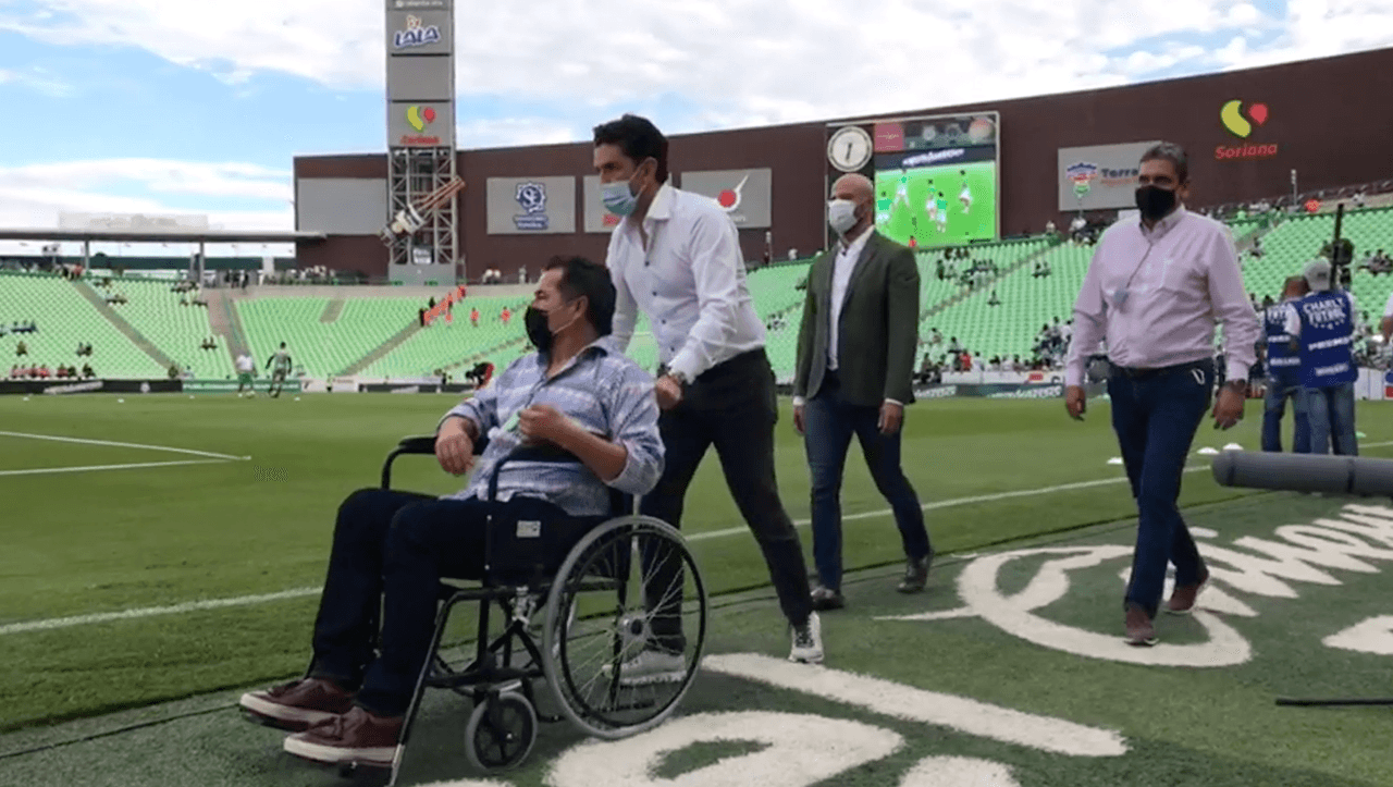 Benjamín Galindo visita Torreón para el juego Santos ante Mazatlán