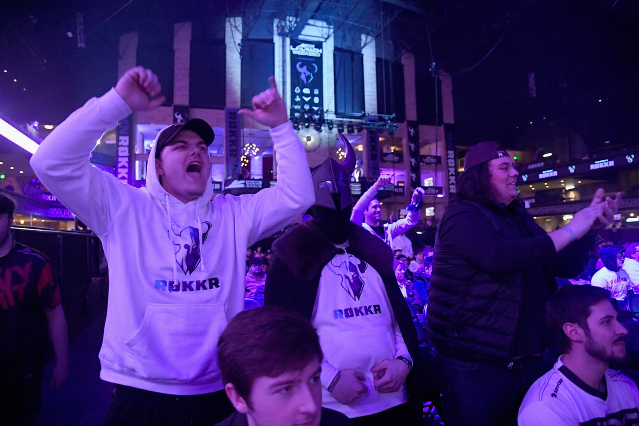 Cabe mencionar que, si algún título que era para adolescentes se reclasifica para mayores de edad, los menores no podrían participar de ninguna manera en las competiciones de eSports.