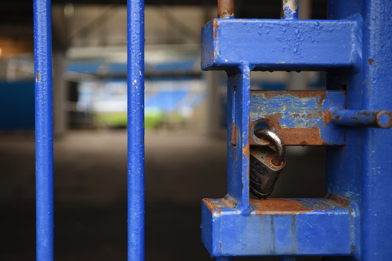 Entre candados, así está resguardado el Cardiff City Stadium.