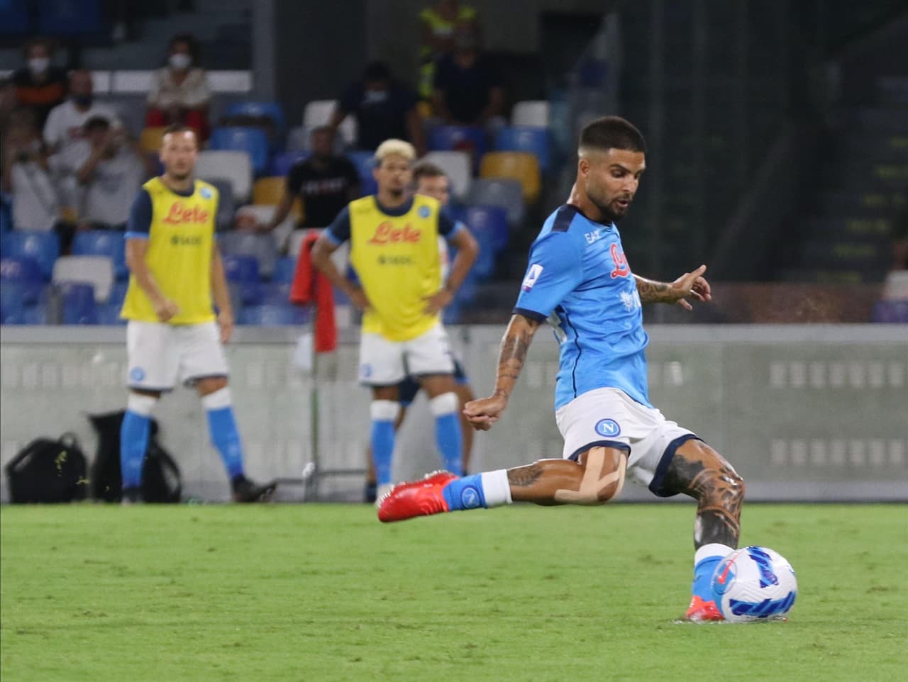 Napoli derrota 2-0 a Venecia en el Estadio Diego Armando Maradona y con 10 hombres tras la expulsión de Osmihen al minuto 23' del encuentro. Lorenzo Insigne convirtió un penalti en gol al minuto 62' y diez minutos después, Elif Elmas hizo el segundo al 72'. El mexiano Hirving Lozano entró 20 minutos antes del silbido final.