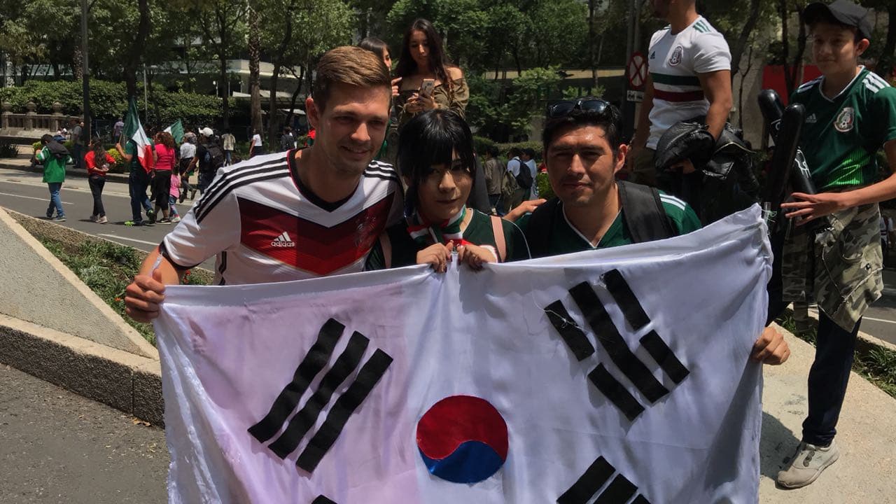 De esos momentos de agradecimiento a Corea del Sur, muchos también quisieron guardar un recuerdo luego de vivir ese momento en el monumento.