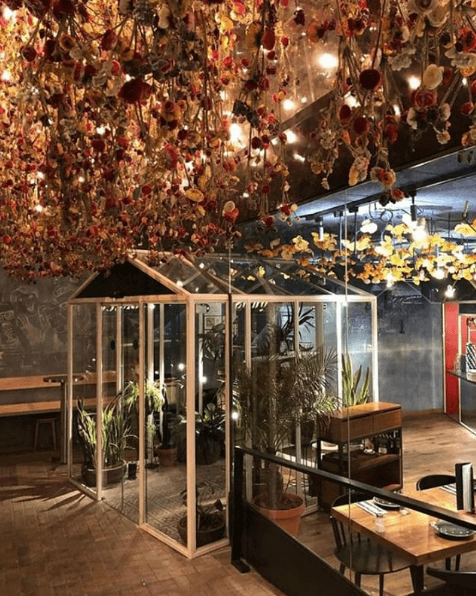 Si bien tenía lo necesario para triunfar: ubicación (centro de Barcelona), temática (pueblo) y gastronomía mediterránea, las cosas comenzaron a empeorar en este 2018.