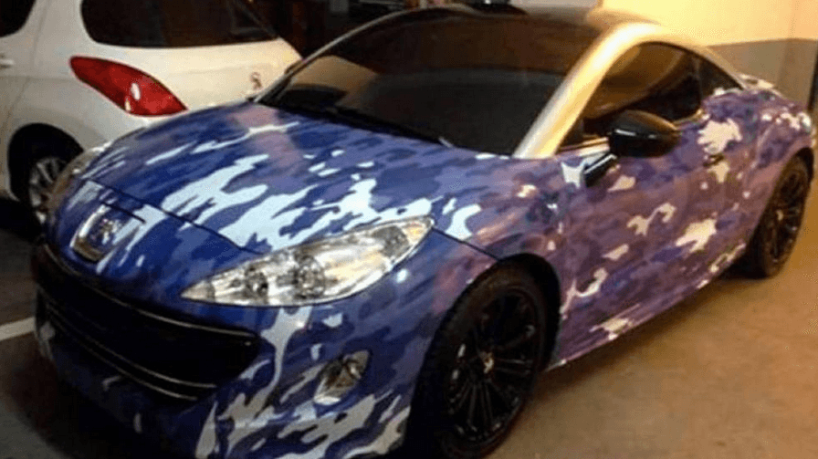 Aunque si es por la pintura, el camuflado con tonos azules de Peugeot RCZ del colombiano Teófilo Gutiérrez se hace notar.