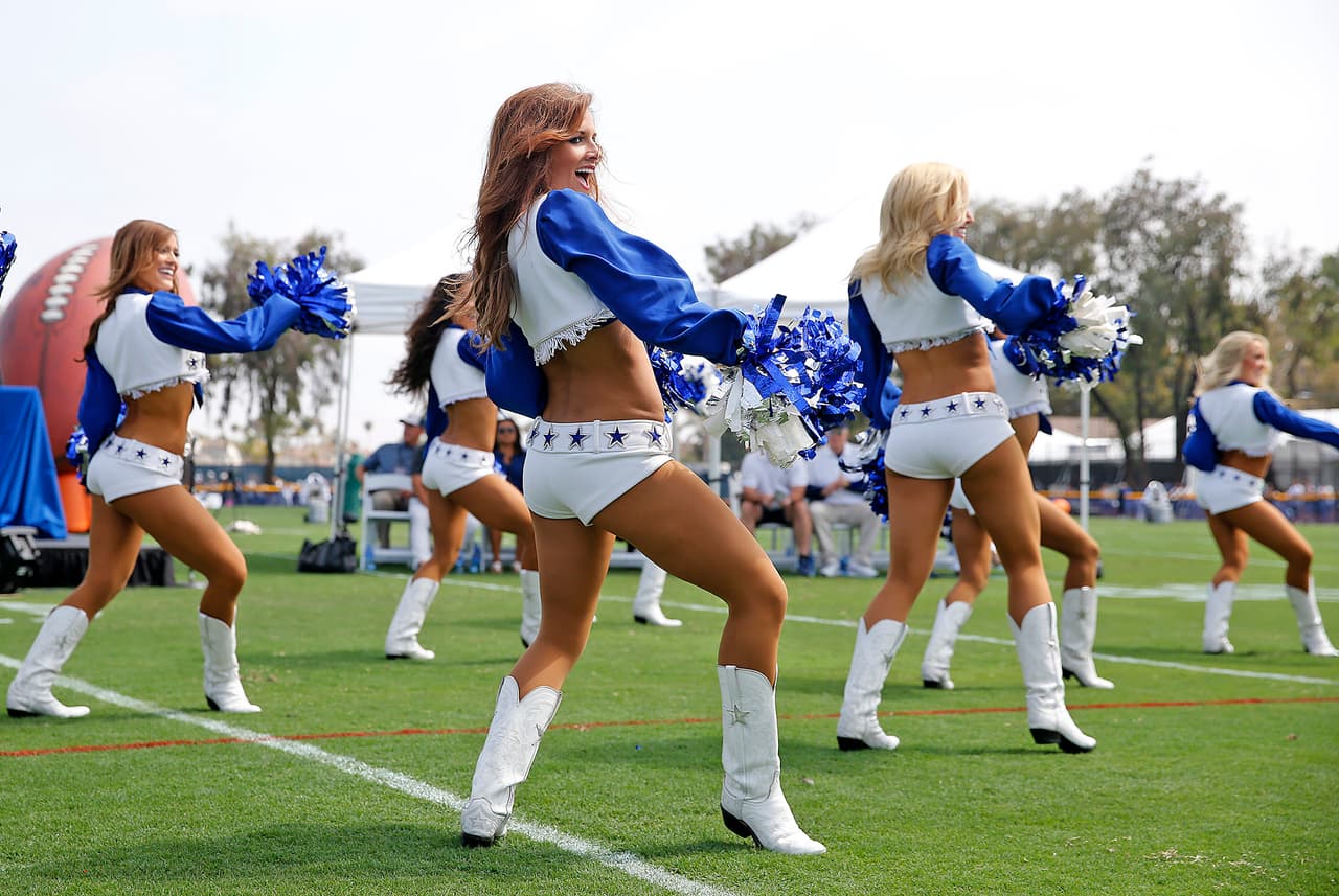 12 porristas de los Dallas Cowboys abrieron el campamento de entrenamiento del equipo en Oxnard, California.
