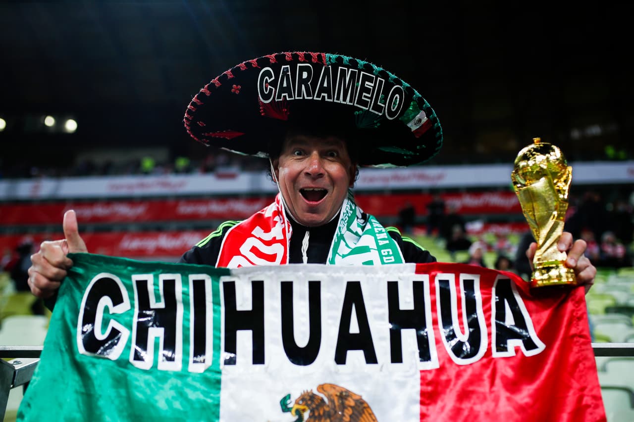 Con todo el color característico, los fanáticos de la Selección Mexicana de fútbol fueron llegando poco a poco al Stadion Energa Gdańsk anhelando un triunfo tras el empate ante Bélgica (3-3). Por su parte, los aficionados locales compartieron en familia la previa del compromiso.