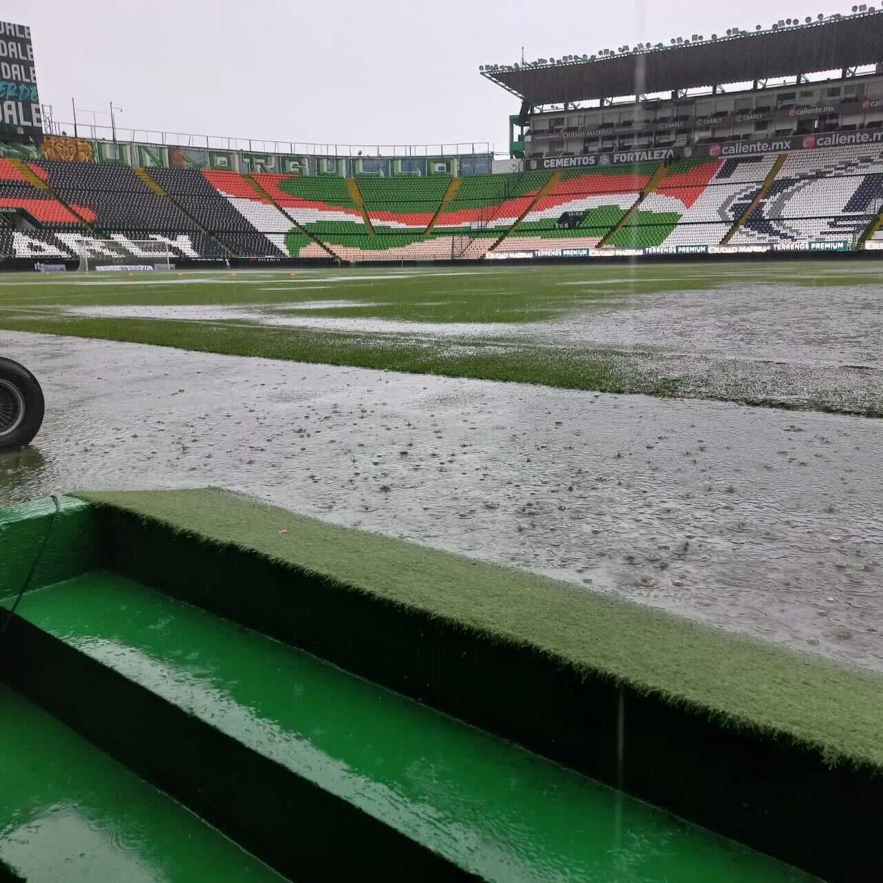 Se inunda la cancha del Estadio León y se aplaza el partido