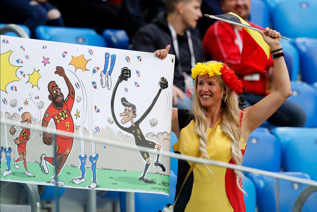 Las fanáticas de Francia y Bélgica en el primer partido de semifinal de Rusia 2018 le dieron un color especial a la definición del finalista.