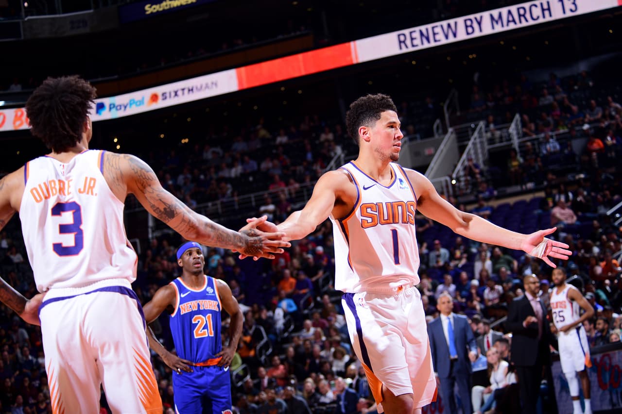 Knicks 96-107 Suns: un juego entre los últimos de las dos Conferencias en el que Devin Booker brilló con diferencia gracias a sus 41 puntos, cinco rebotes y cuatro asistencias en favor de Phoenix para conseguir este triunfo en el Talking Stick Resort Arena.