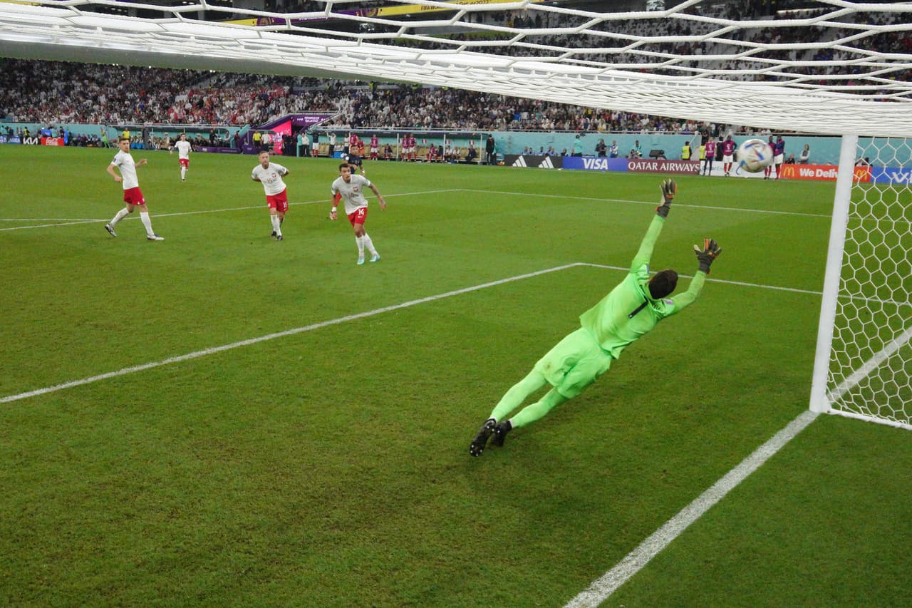 Szczesny no pudo cotener el disparo.