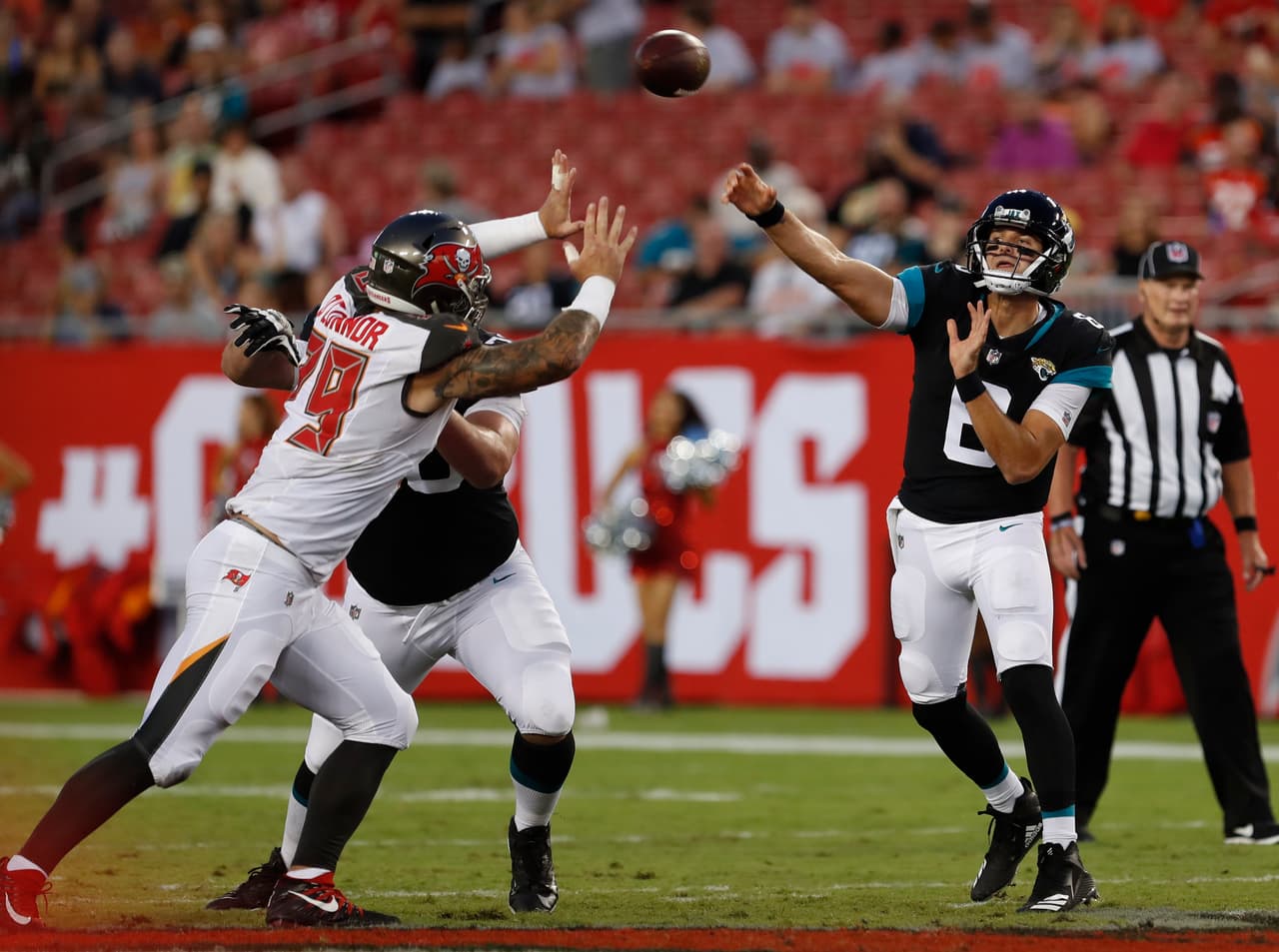 <b>Jaguars 25-10 Buccaneers</b>. El quarterback suplente de Jacksonville Tim Cook tuvo dos anotaciones terrestres para guiar a los Jaguares a vencer a Tampa en el duelo de equipos de Florida.
