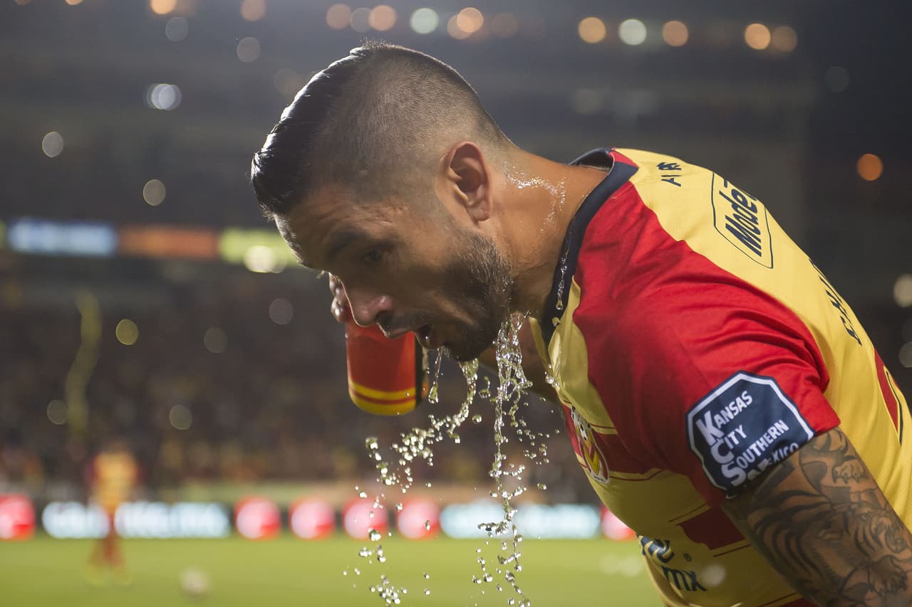 Chino Millar se refresca ante un clima caliente que viene desde la tribuna.