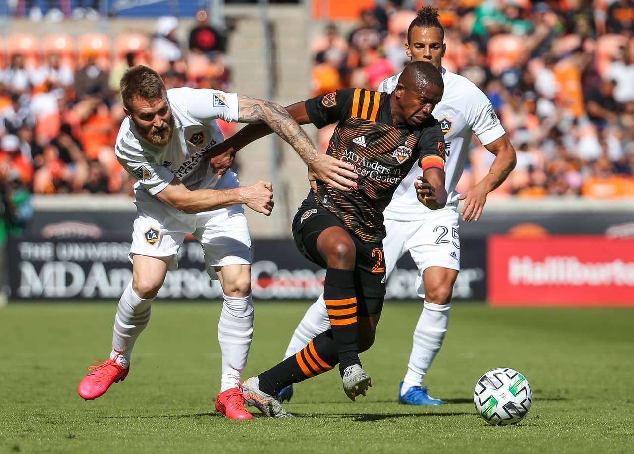 Boniek Garcia acelera y se lleva por velocidad al jugador del Galaxy Aleksandar Katai.