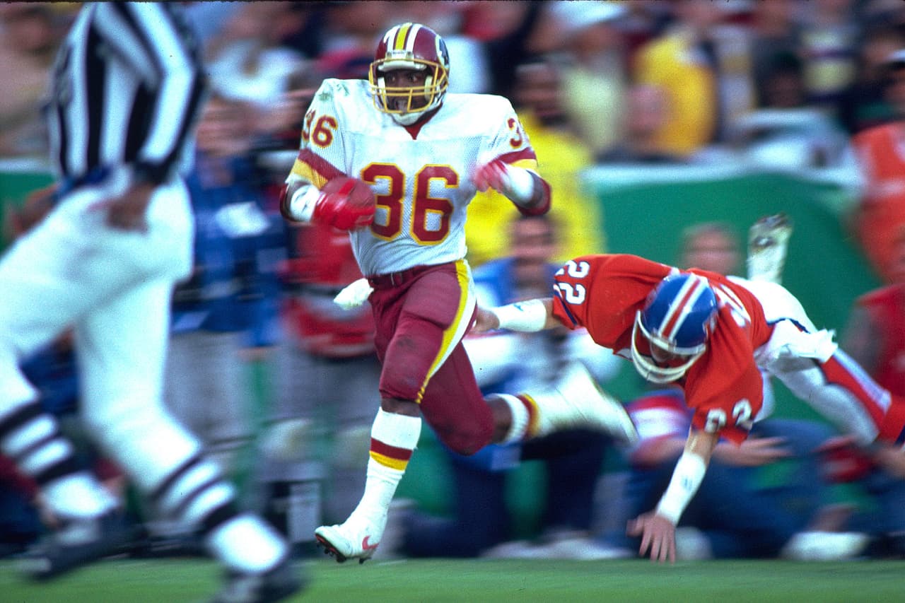 TIMMY SMITH de Washington Redskins conserva el récord de más yardas por tierra en un Super Bowl, corrió para 204 yardas contra Denver en el Super Bowl XXII. Nadie ha sido capaz de acercarse a la marca en 28 años.