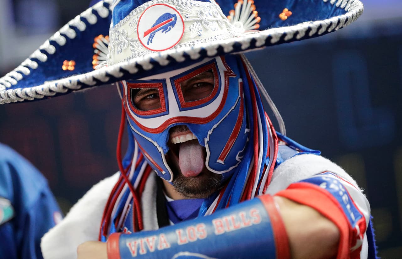 Ezra Castro, fanático de Buffalo Bills que destacó por su personaje de 'Pancho Billa' para mostrar el orgullo de su herencia mexicana, falleció a sus 39 años en UT Southwestern Medical Center en Dallas tras batallar contra el cáncer.