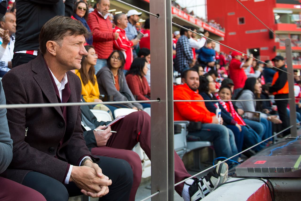 Hernán Cristante, DT del Toluca siguió el juego desde la tribuna por una suspensión que acarrea del torneo pasado.