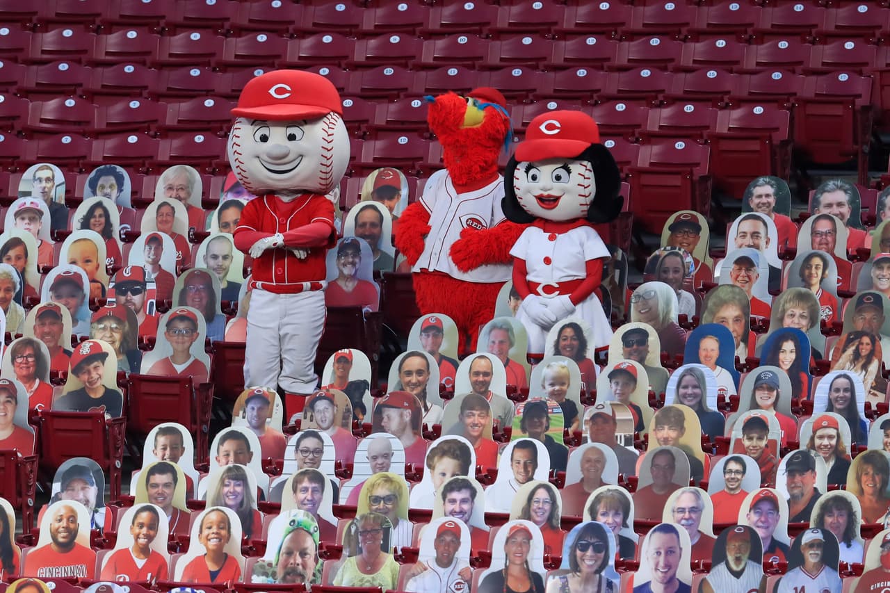 Mr. Red, Gapper y Rosie Red animando a los fanáticos.