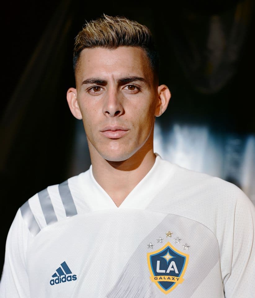 Hoy las cosas están mucho más claras. El uniforme principal de 'la Galaxia' combina el fondo blanco con una banda diagonal que lo atraviesa de izquierda a derecha.