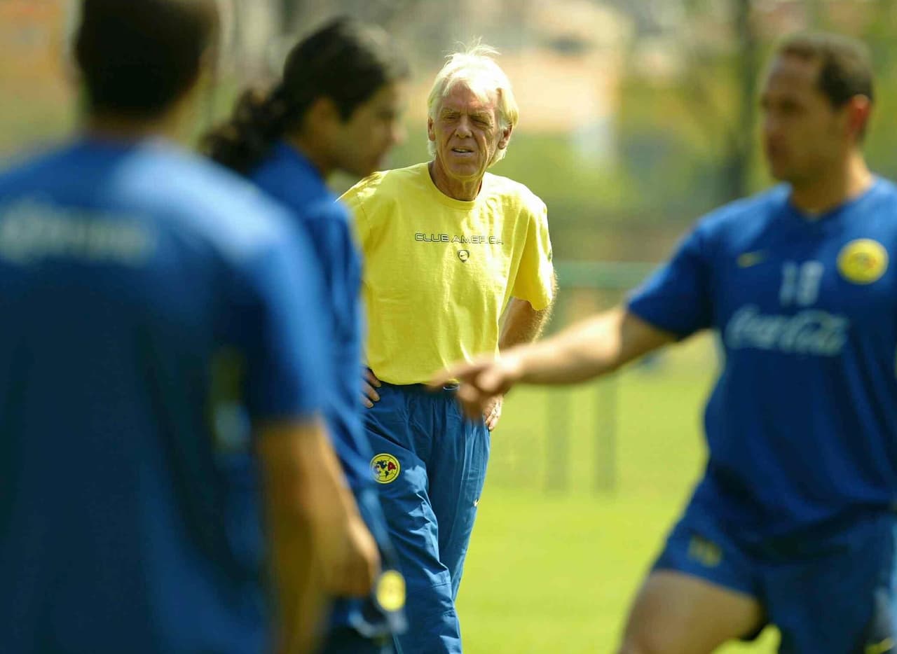 MEXSPORT DIGITAL IMAGE 16 February 2004: General view of Leo Beenhakker coach of America, during a training session./Vista general de Leo Beenhakker del America, durante una sesion de entrenamiento. MEXSPORT/OMAR MARTINEZ