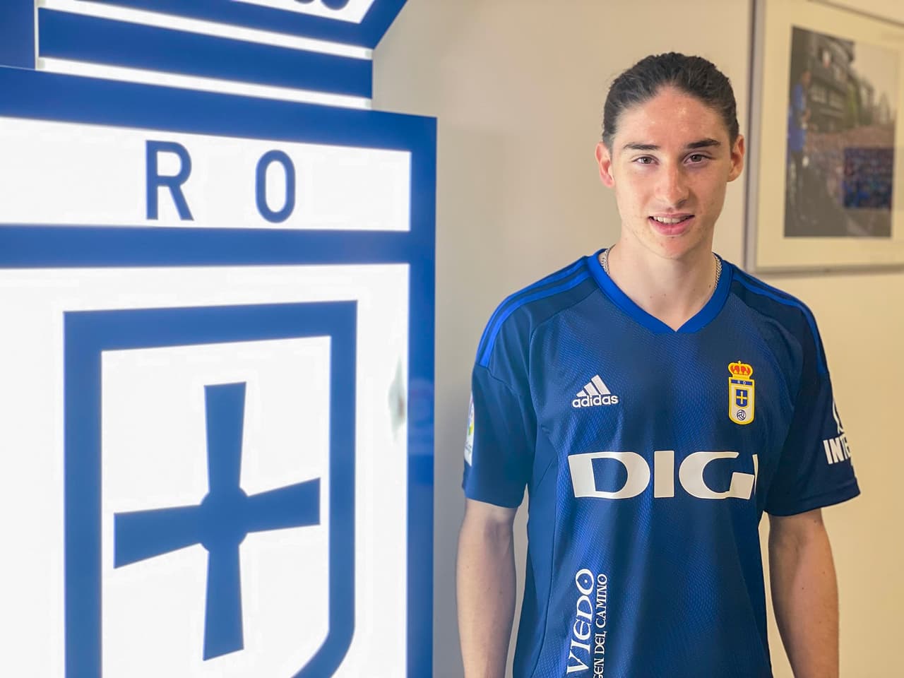 Marcelo Flores ya presume la camiseta Del Real Oviedo