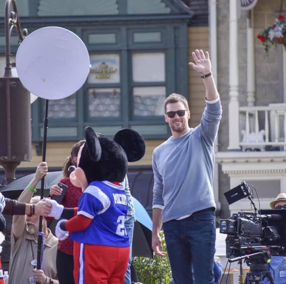 Parte de las buenas noticias para los fans de los Patriots, quizás no para los del resto de los equipos, es que para la campaña 2019 estará de regreso Tom Brady.