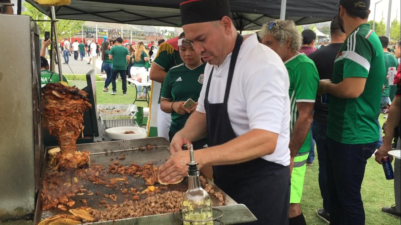Con gran entusiasmo arribaron los aficionados de la Selección Mexicana para apoyar al Tri en su partido de preparación para la Copa Oro ante Venezuela en Mercedes-Benz Stadium, en Atlanta. Gran colorido y buen ambiente estaban armando los seguidores mexicanos y también los venezolanos que llegaron a apoyar a su Vinotinto, que se prepara para la Copa América.