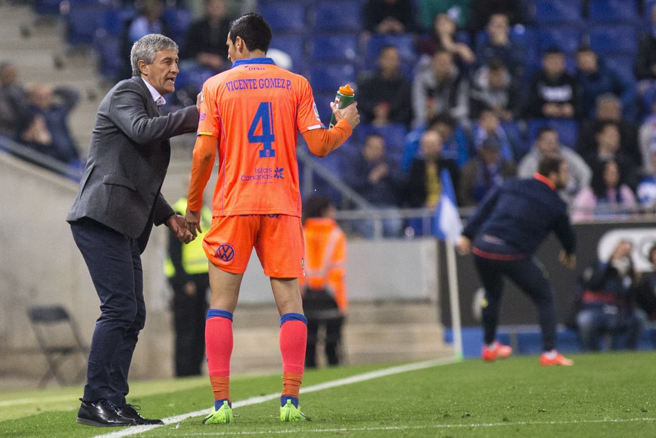 Aunque quiso revertir la situación, el último gol del partido fue el 4-3 por intermedio de Mateo García. Quique Setién, acá impartiendo órdenes a Vicente Gómez, sumó otra fuerte derrota.