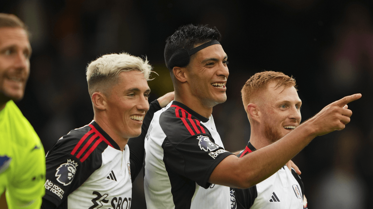 Raúl Jiménez anota su primer gol con Fulham tras debutar como titular