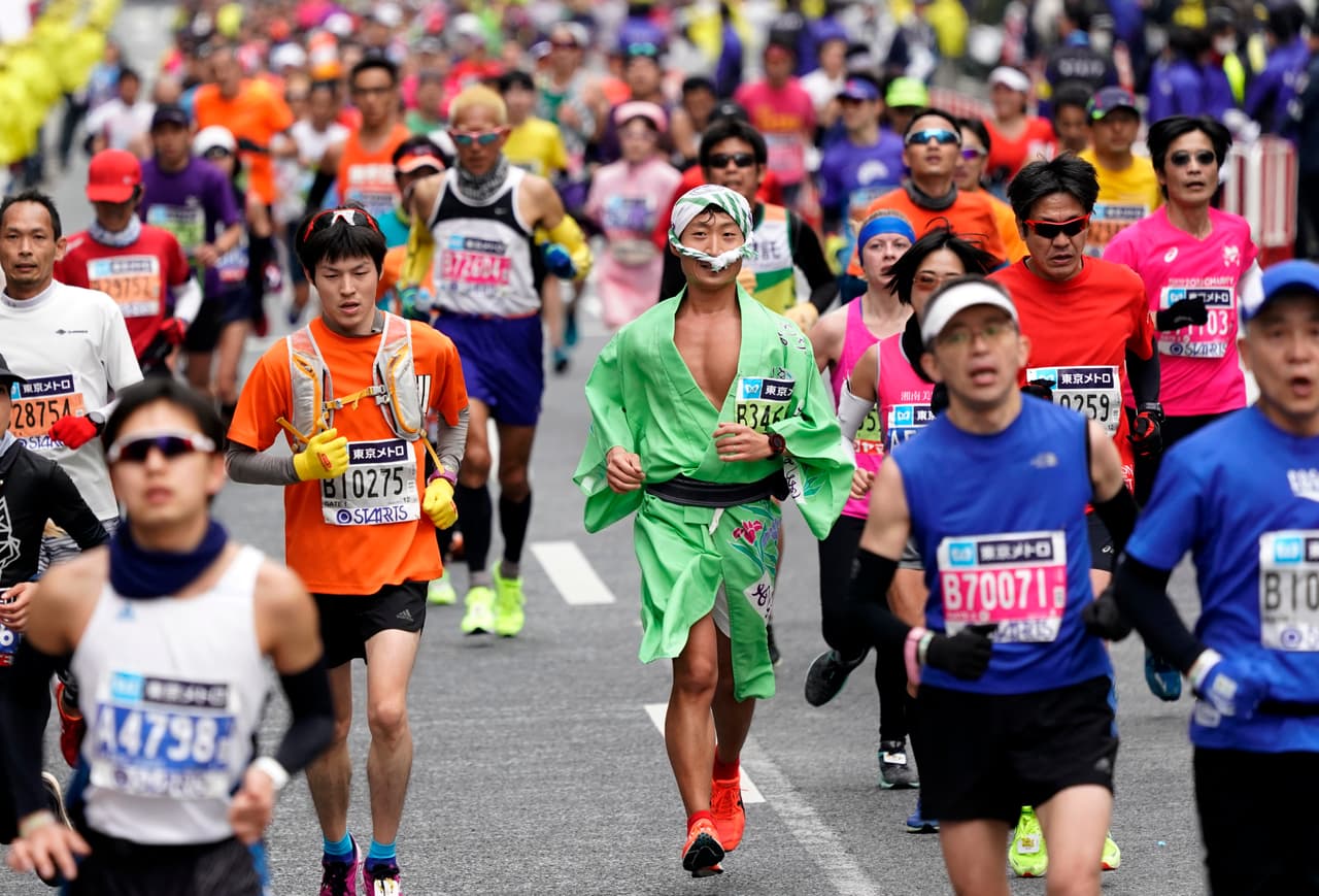 La Maratón de Tokio dio apertura a la temporada de las grandes carreras del atletismo mundial, en medio del colorido de algunos de sus participantes y sus curiosos atuendos.