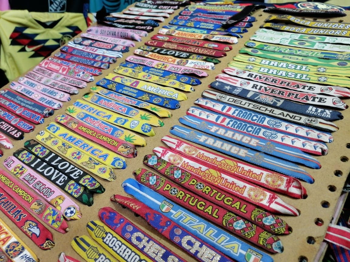 Los aficionados pueden adquirir todo tipo de productos alusivos al conjunto de Coapa previo al duelo de la Concachampions.