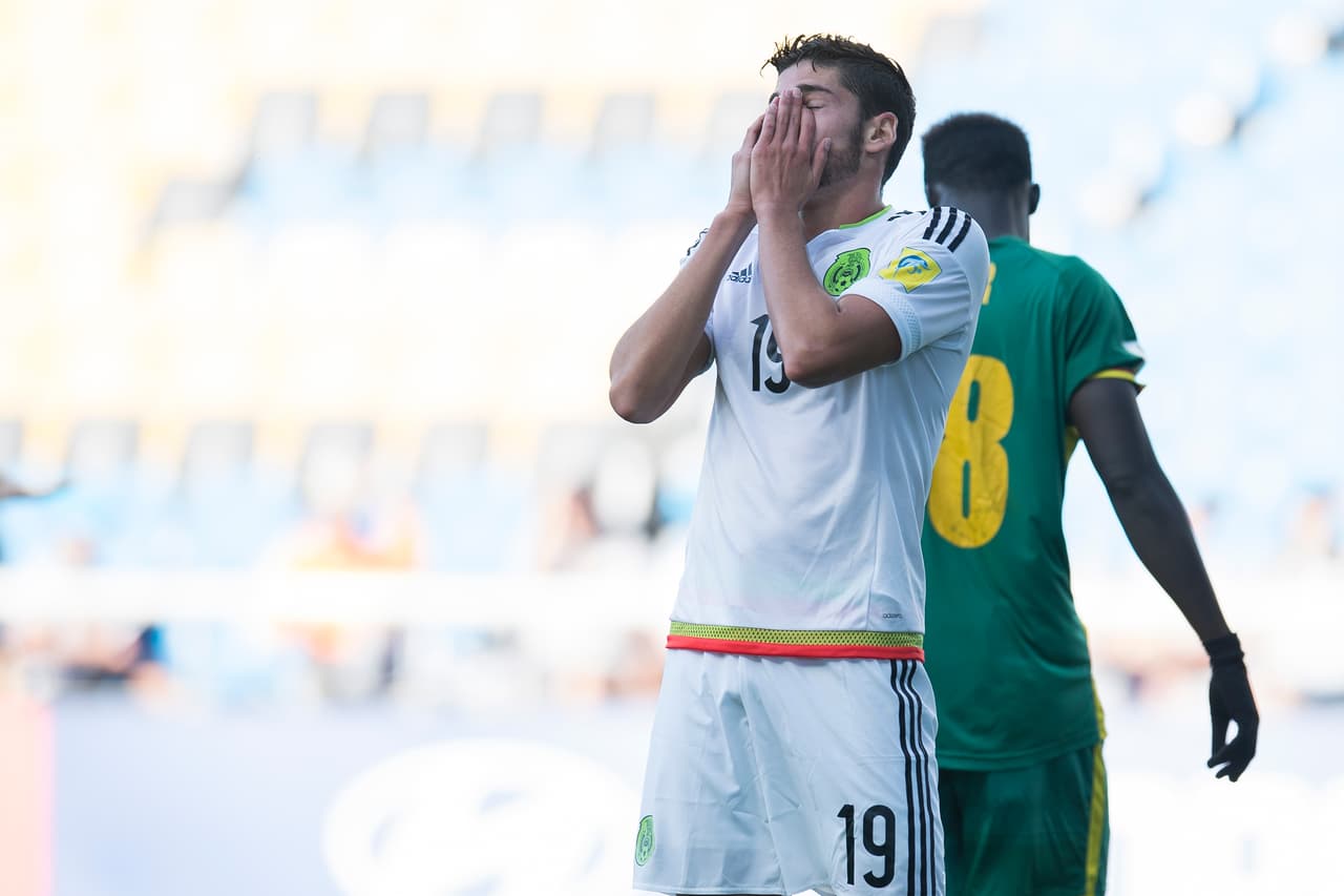 Sin embargo, México no aprovechó en principio su superioridad, mientras que Senegal, que siguió sin variar su apuesta, pareció más cómodo con el nuevo reparto de los espacios.