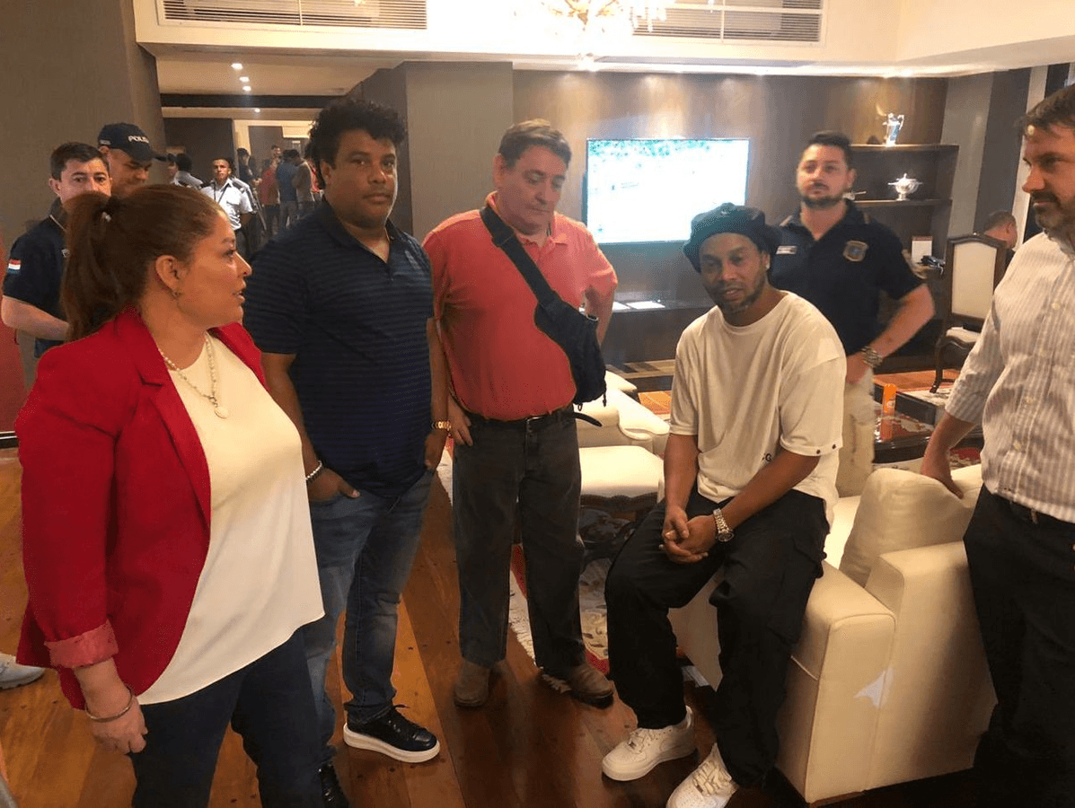 La policía lo puso bajo custodia en el hotel tras supuesto falsificación de documentos oficiales.