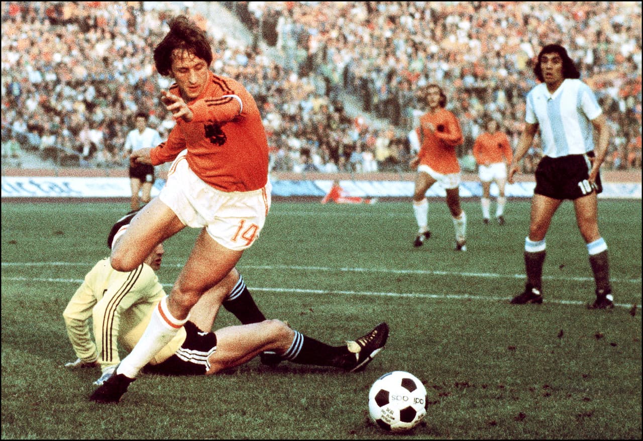 Johan Cruyff se destacó en Holanda y con Barcelona por ser un jugador talentoso y líder, cuya capacidad lo hizo uno de los mejores de la historia y cuyo brillo en los años 70 cambió la forma de jugar al fútbol.