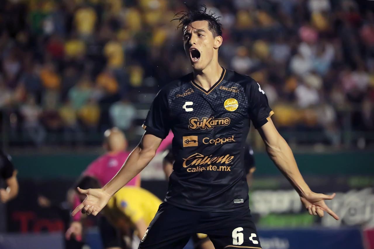 Hasta que Fernando Arce, aprovechando los rebotes de la defensa local, logró mandar la pelota a su cita con la red.