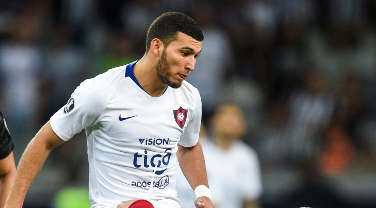 El defensor se encuentra concentrado y necesita el permiso de la selección paraguaya para viajar a México.