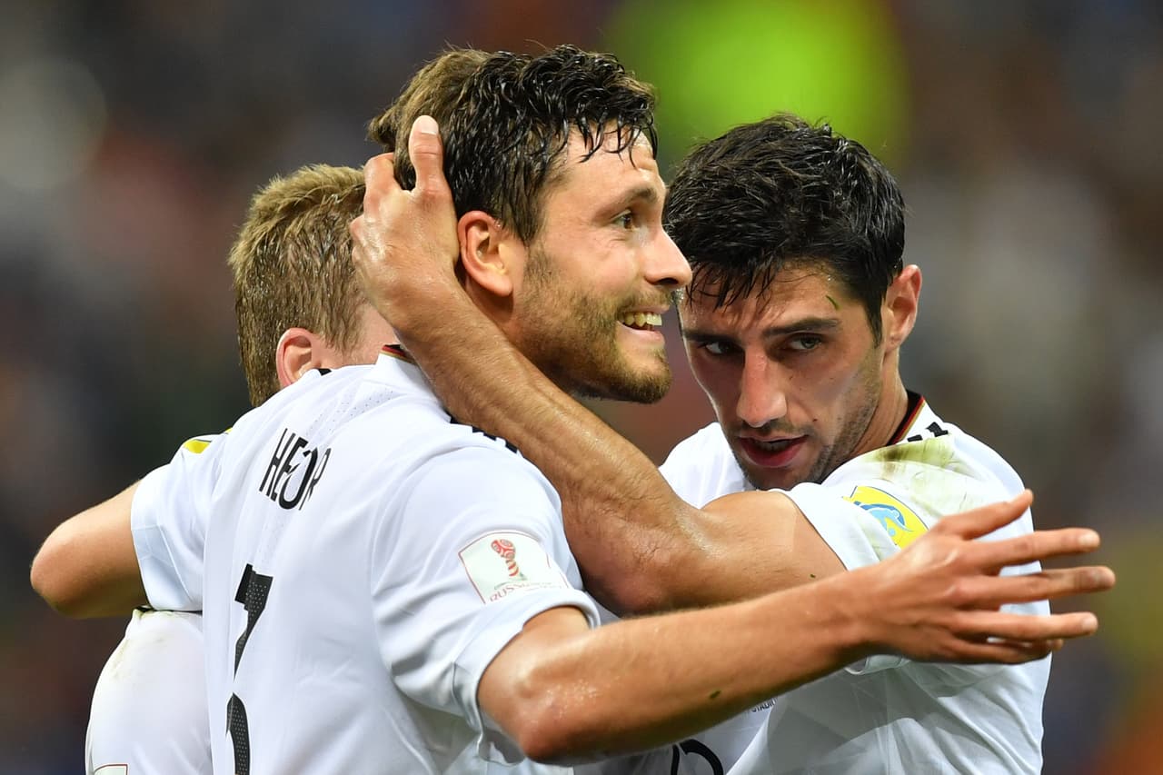 Ante esto surgen dos hipótesis: a) que Jonas Hector tiene aún más fuelle que Raúl Alonso Jiménez; o b) que Jiménez se cansó antes porque algunos de sus compañeros en el 'Tri' no aportaron su cuota de kilómetros recorridos, que el esfuerzo no fue 'parejo'.