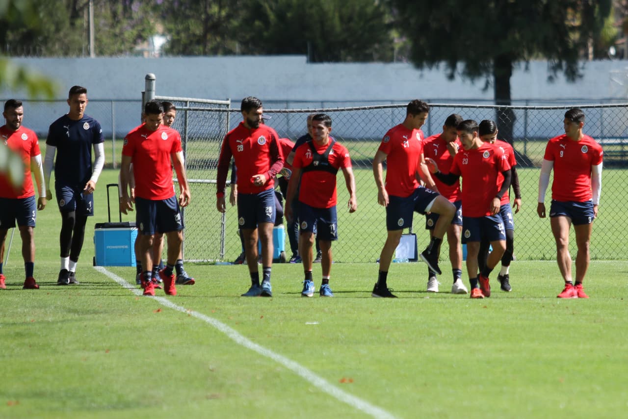 El semblante en el entrenamiento de Chivas de Guadalajara en Chivas Verde Valle es un reflejo de la situación futbolístic del equipo, una crisis que el técnico Tomas Boy aún no logra revertir.