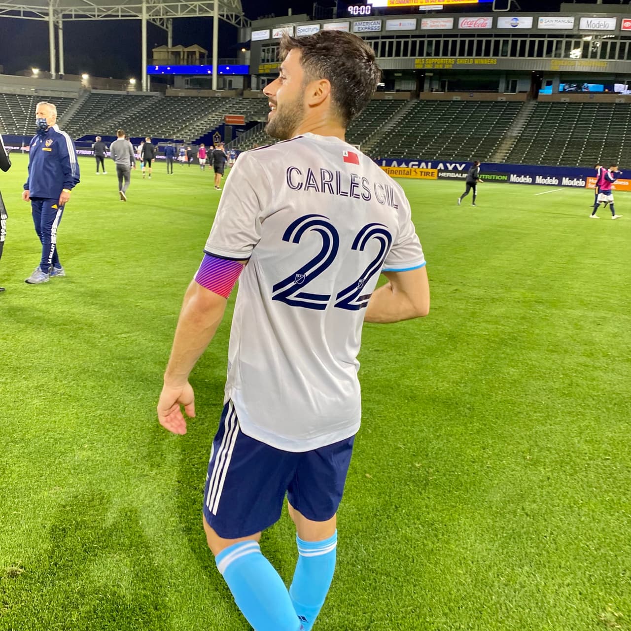 Si bien New England presentó una alineación con bastantes titulares, el conjunto californiano solo contó una alineación cargada de habituales suplentes y jugadores de la reserva.