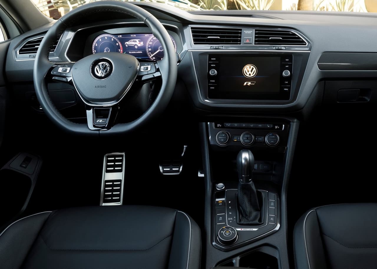 La Volkswagen Tiguan R-Line se destaca por su generoso espacio tanto para pasajeros como para carga, además de su amplia lista de equipos tecnológicos. En Estados Unidos, este modelo tiene un precio inicial que ronda los 25,000 dólares.